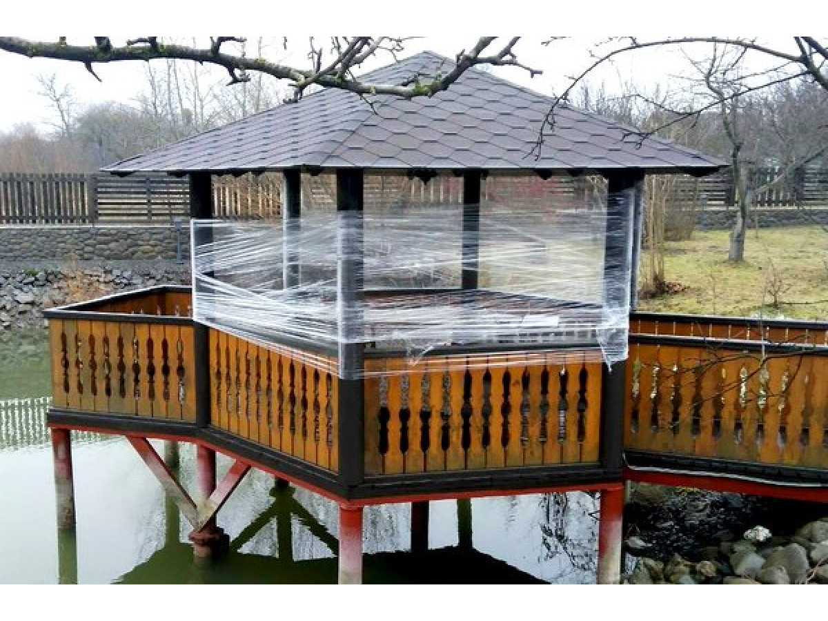 Чем закрыть беседку на зиму, чтобы снег, дождь и опавшие листья не попадали в неё ?